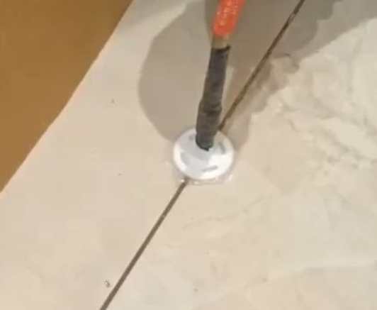 马边瓷砖空鼓维修公司专业解答瓷砖在铺贴过程中，如果没有涂抹均匀到位的粘结材料（如水泥砂浆或瓷砖胶），可能会导致以下问题