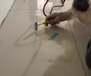 马边瓷砖开裂维修公司专业分享瓷砖在铺贴前如果没有沥干水分，将会导致以下问题